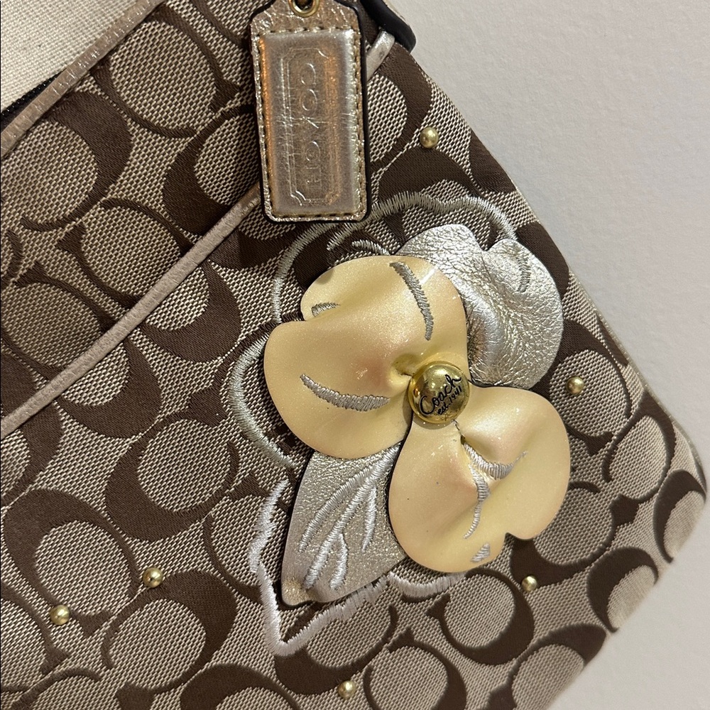 Coach Signature C Swing pack with Floral Appliqué - Picture 4 of 11